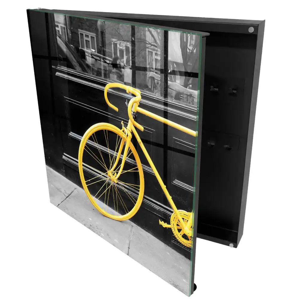 Boîte à clés vélo jaune sur fond noir et blanc