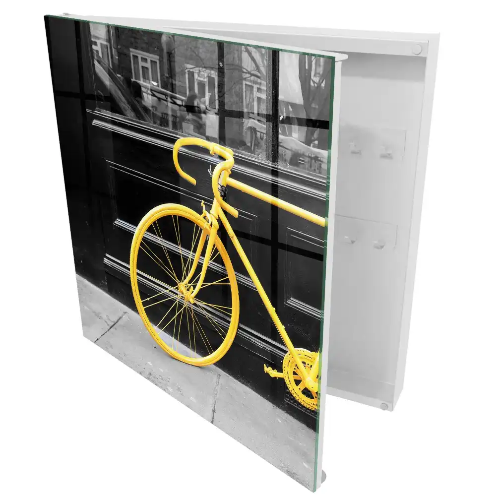 Boîte à clés vélo jaune sur fond noir et blanc