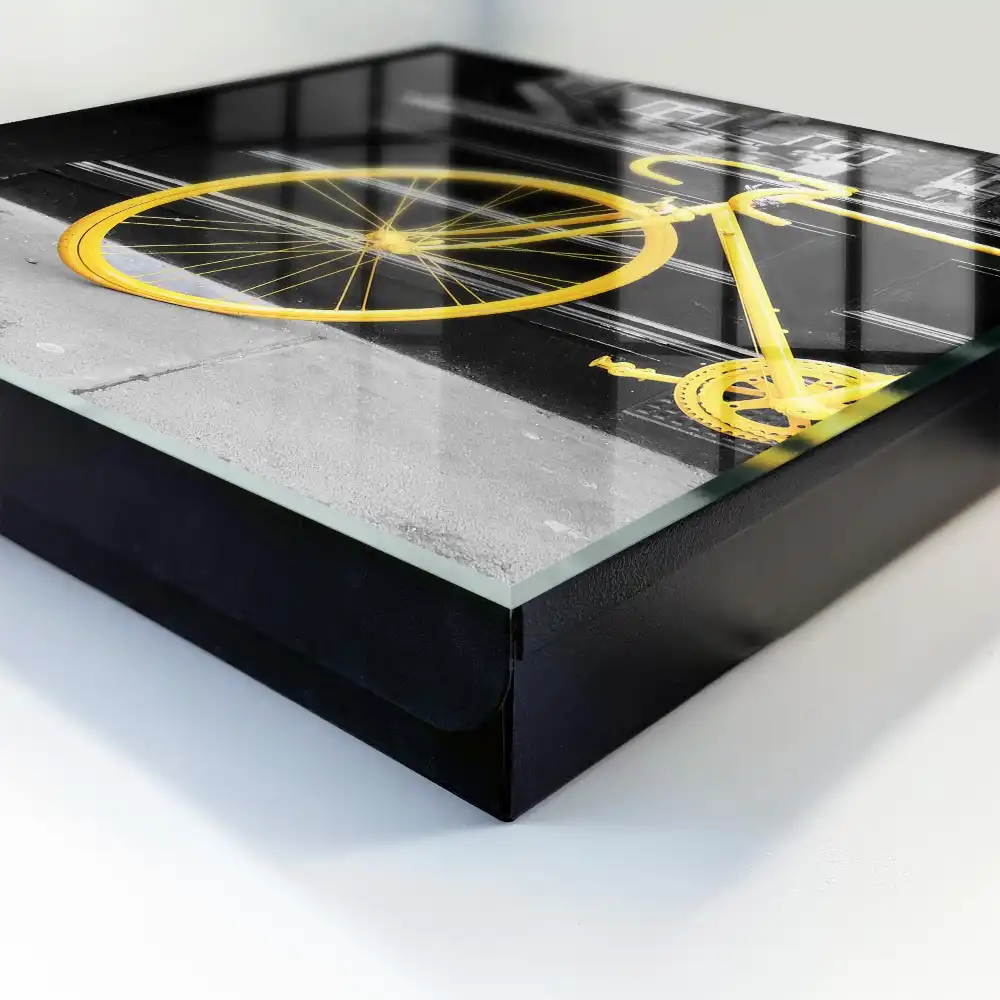 Boîte à clés vélo jaune sur fond noir et blanc