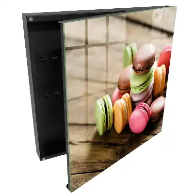 Armoire à clés macarons colorés sur fond en bois