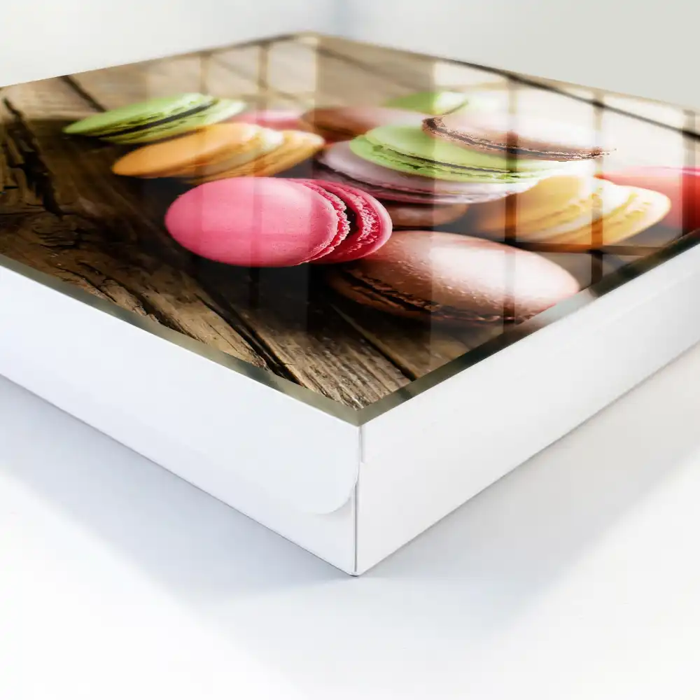 Armoire à clés macarons colorés sur fond en bois
