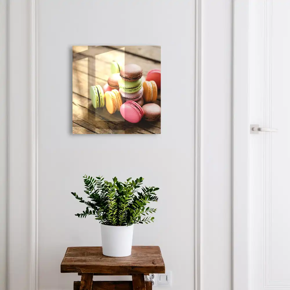 Armoire à clés macarons colorés sur fond en bois