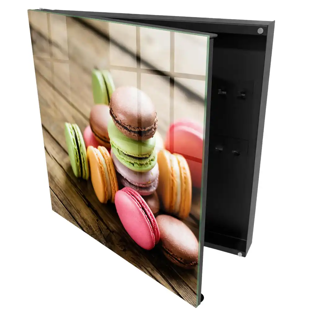 Armoire à clés macarons colorés sur fond en bois