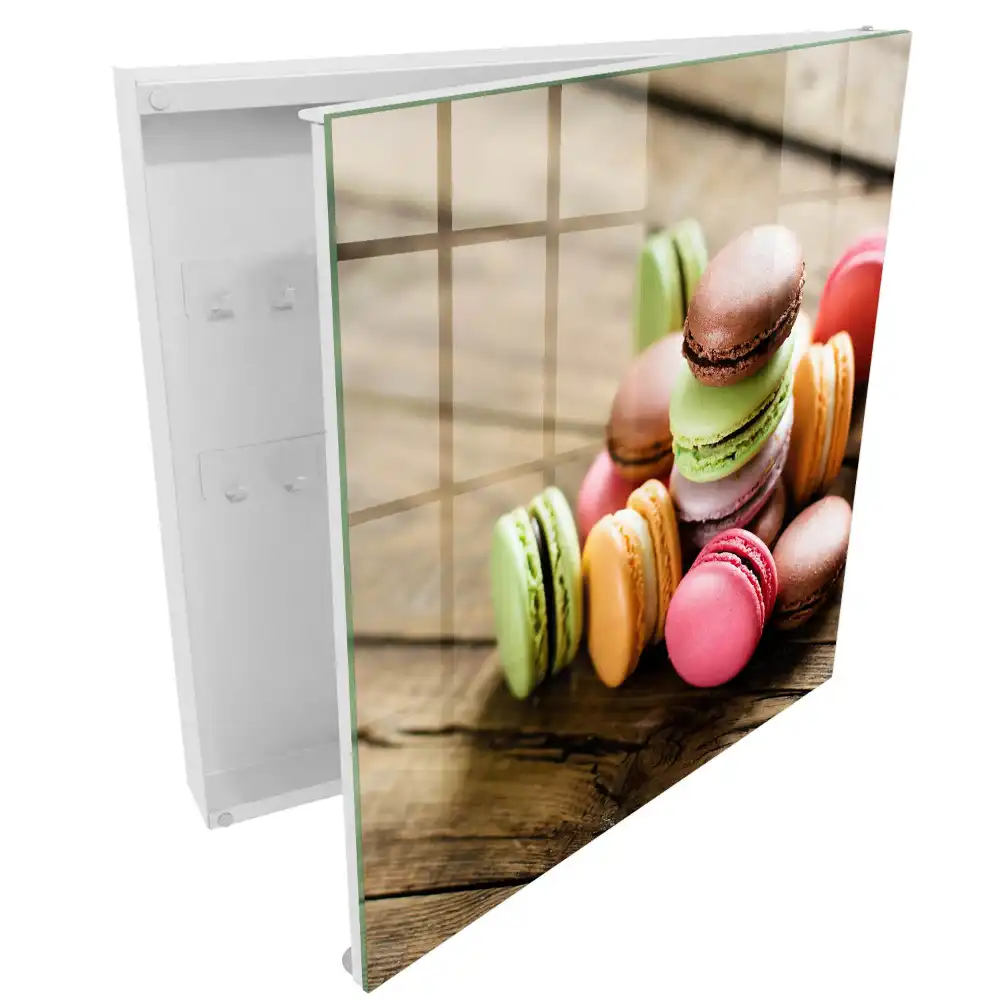 Armoire à clés macarons colorés sur fond en bois