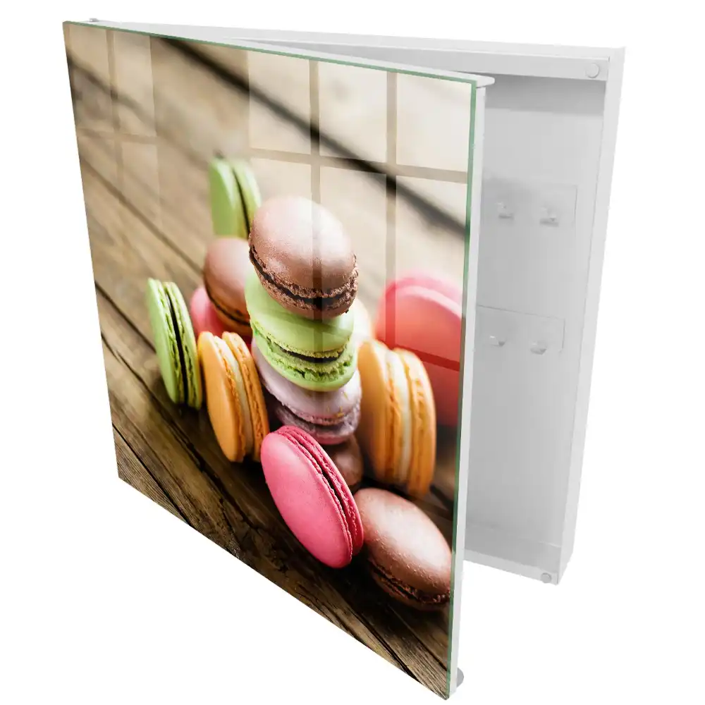 Armoire à clés macarons colorés sur fond en bois