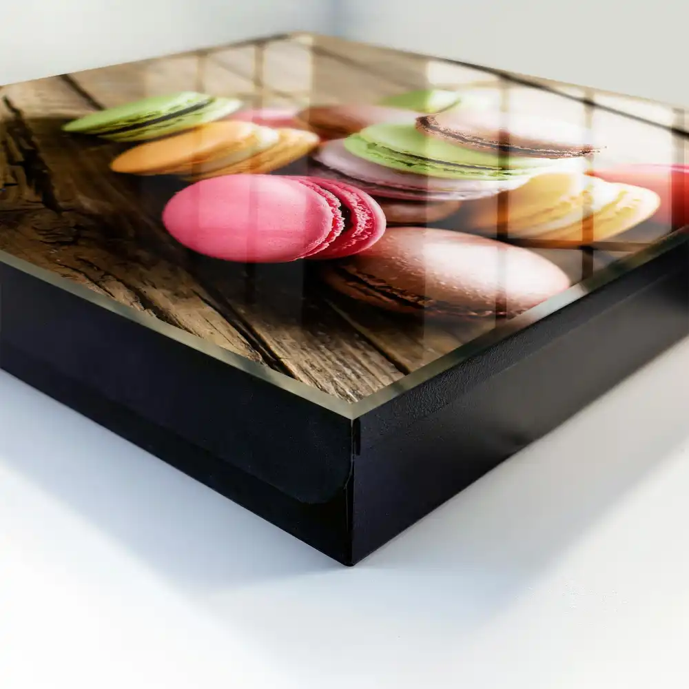 Armoire à clés macarons colorés sur fond en bois