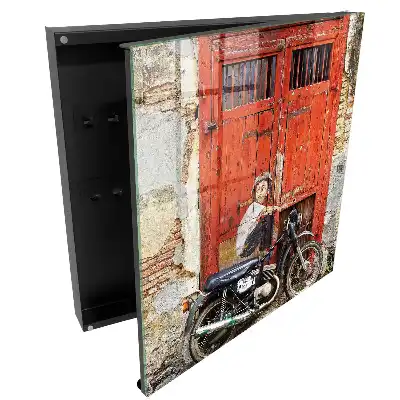 Armoire à clés porte rouge avec un tableau et une moto