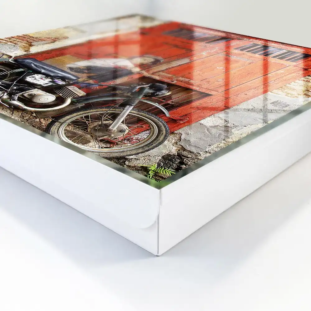 Armoire à clés porte rouge avec un tableau et une moto
