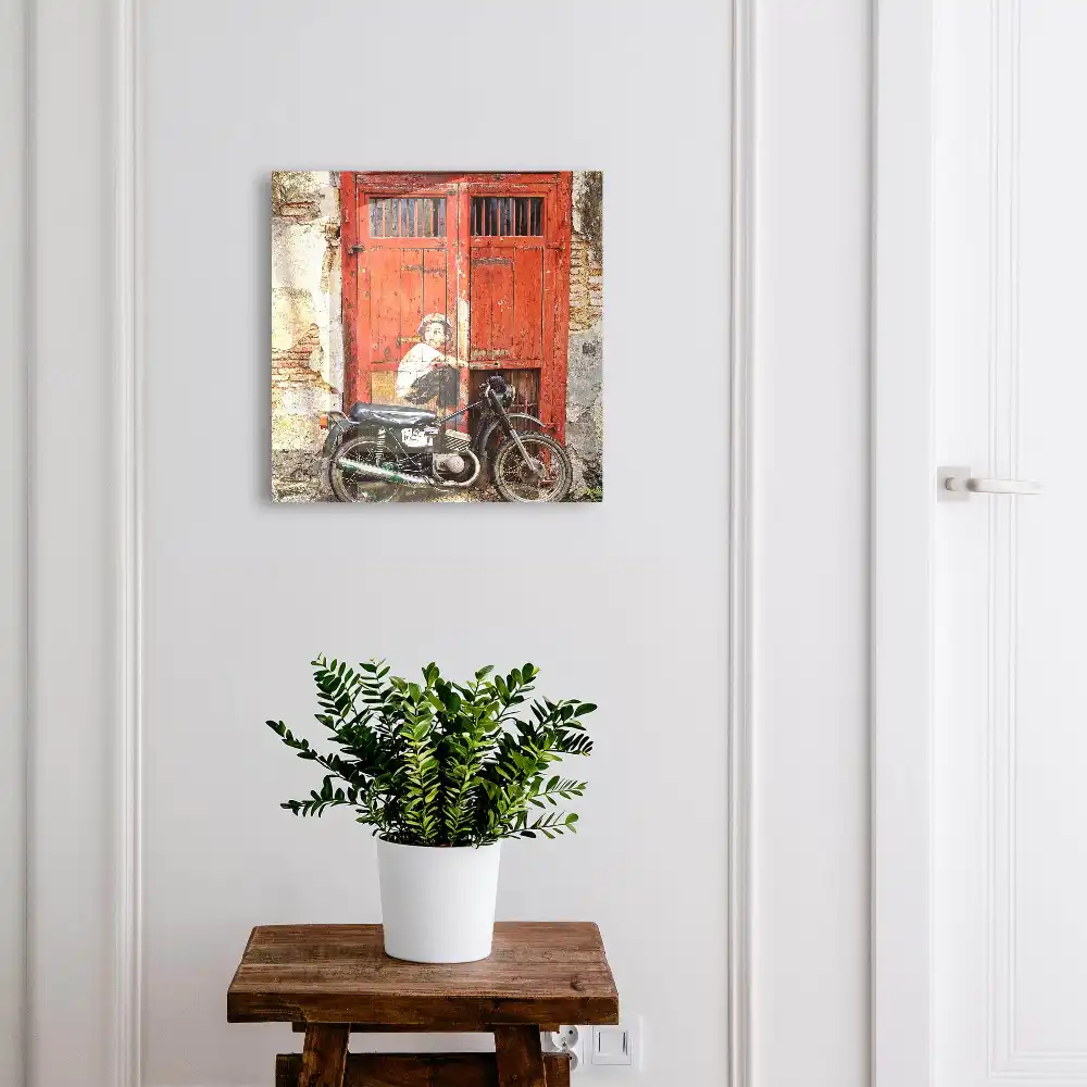Armoire à clés porte rouge avec un tableau et une moto