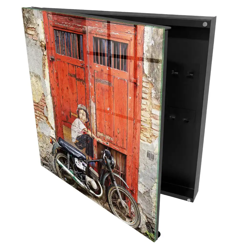 Armoire à clés porte rouge avec un tableau et une moto