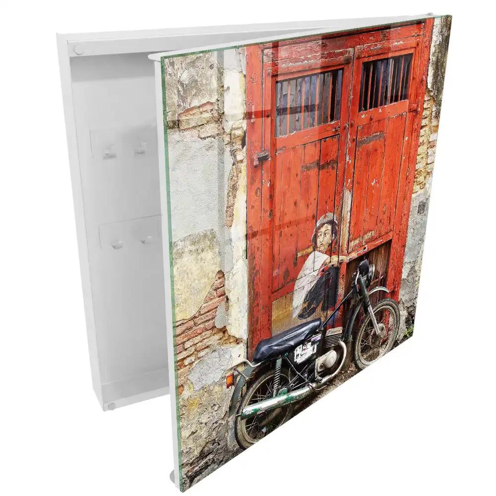 Armoire à clés porte rouge avec un tableau et une moto