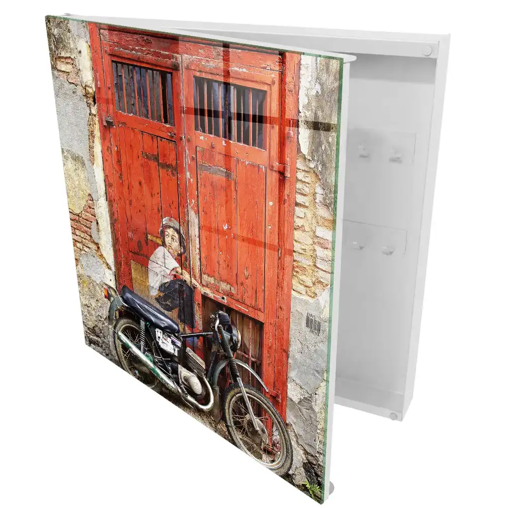Armoire à clés porte rouge avec un tableau et une moto