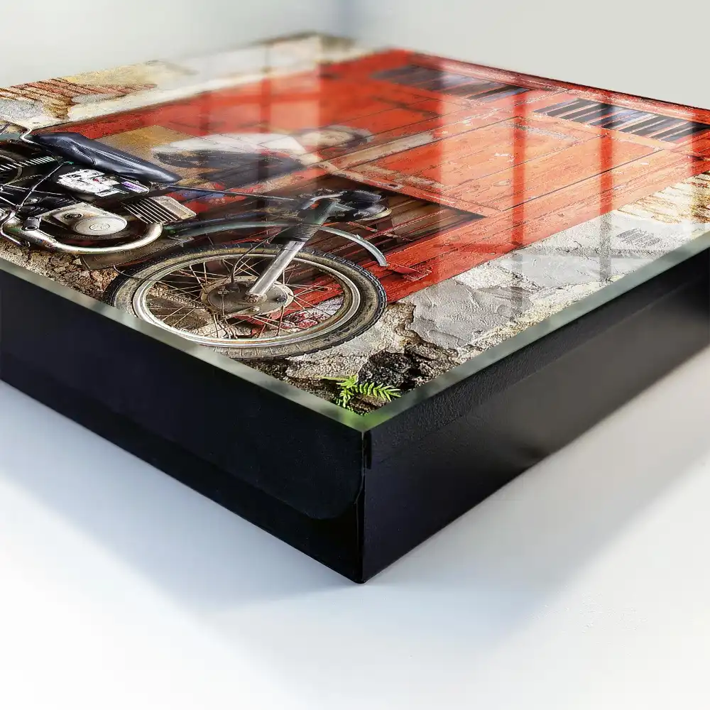 Armoire à clés porte rouge avec un tableau et une moto