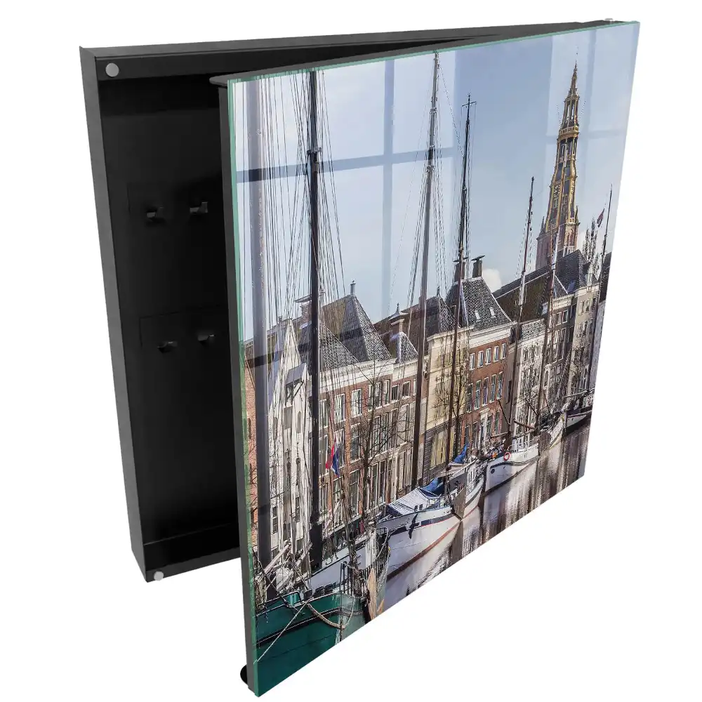 Armoire à clés paysage marin avec des voiliers et une tour