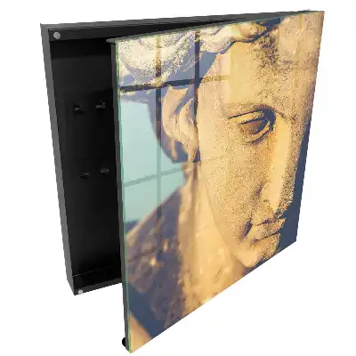 Armoire à clés sculpture dorée baignée d'une lumière chaude