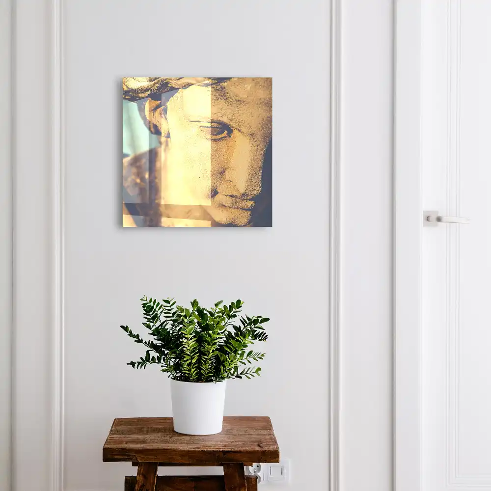 Armoire à clés sculpture dorée baignée d'une lumière chaude