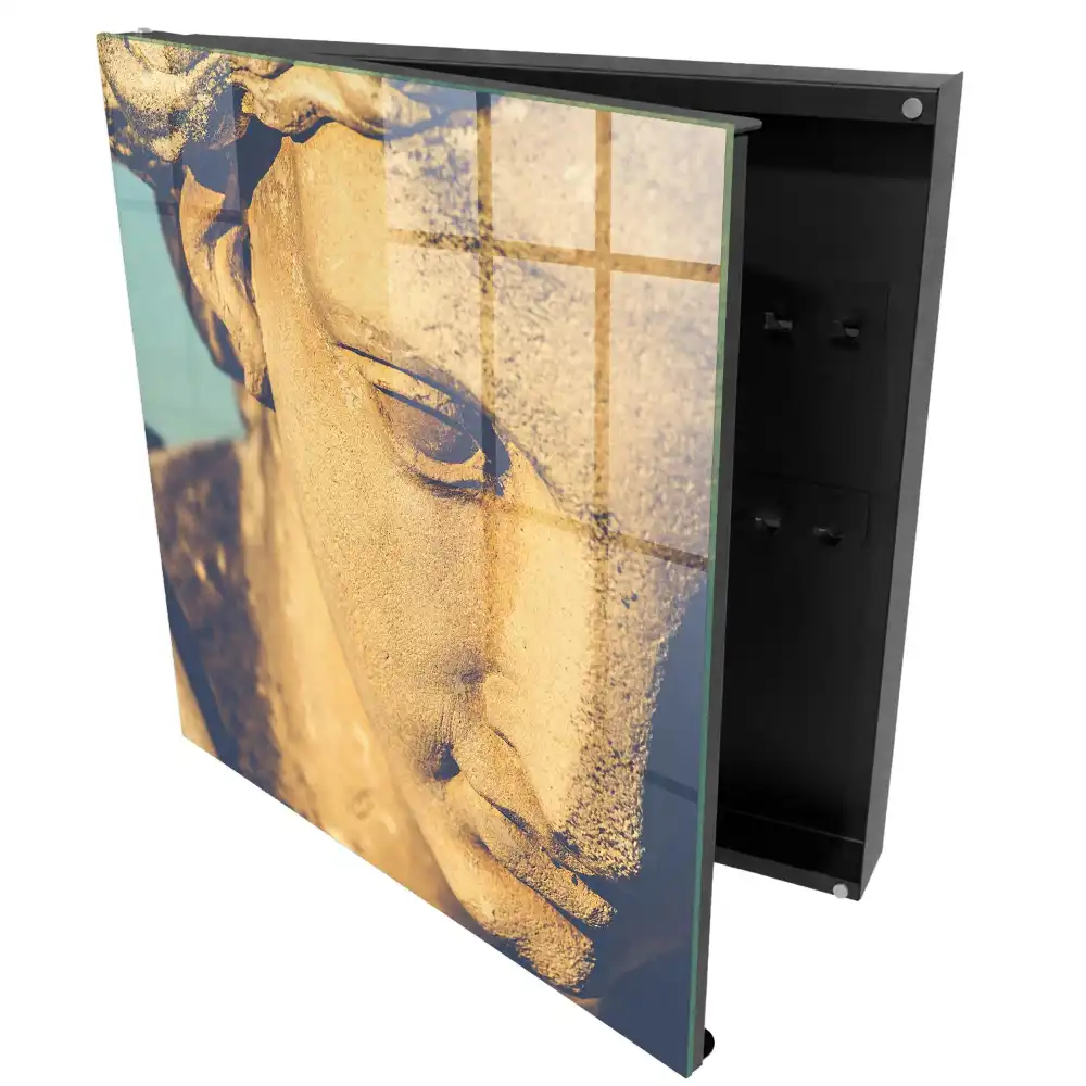 Armoire à clés sculpture dorée baignée d'une lumière chaude