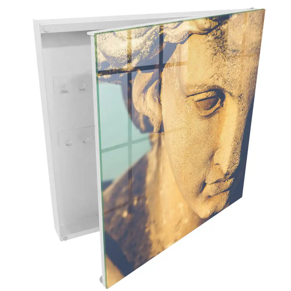 Armoire à clés sculpture dorée baignée d'une lumière chaude