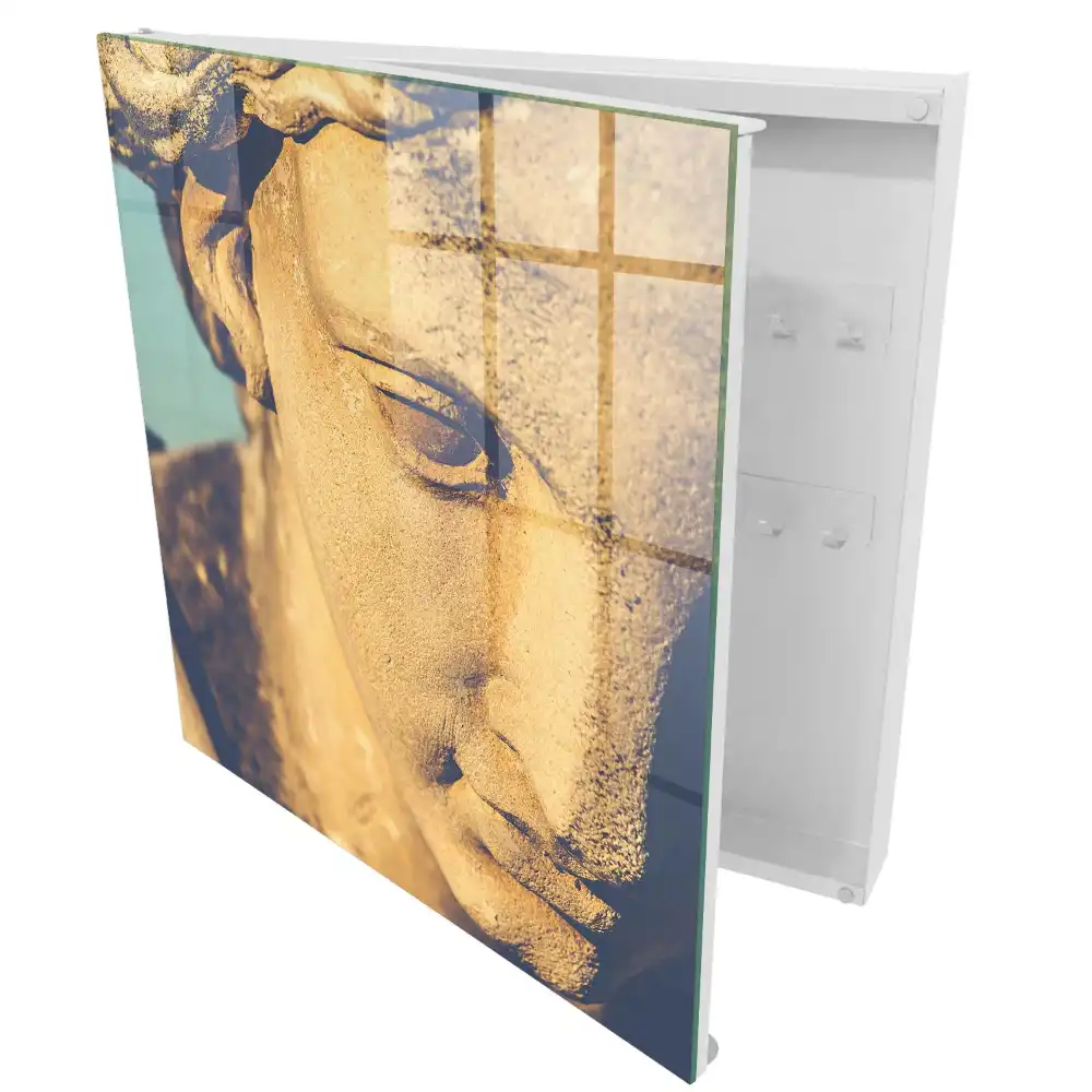 Armoire à clés sculpture dorée baignée d'une lumière chaude