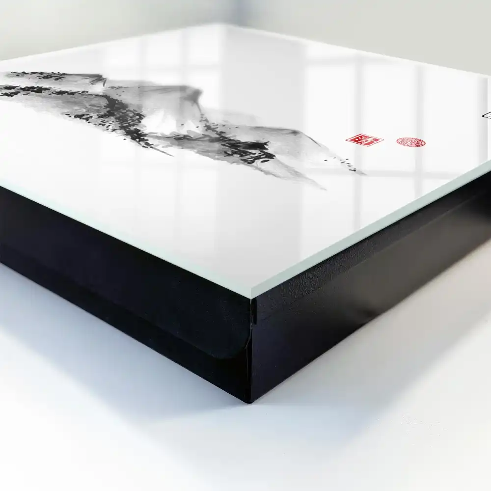 Armoire à clés montagnes noires et blanches avec des touches de rouge