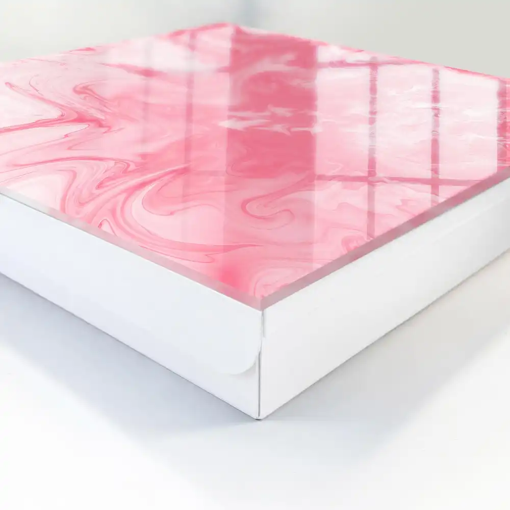 Boîte à clés murale rose abstrait dans une composition dynamique