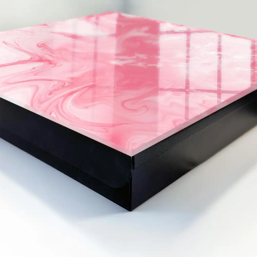 Boîte à clés murale rose abstrait dans une composition dynamique