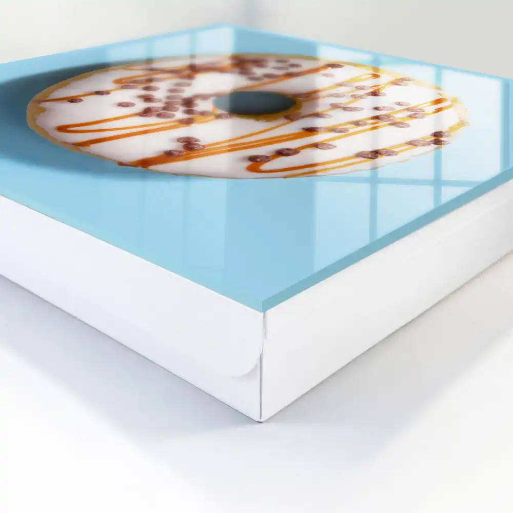 Armoire à clés beignet avec glaçage et vermicelles sur fond bleu