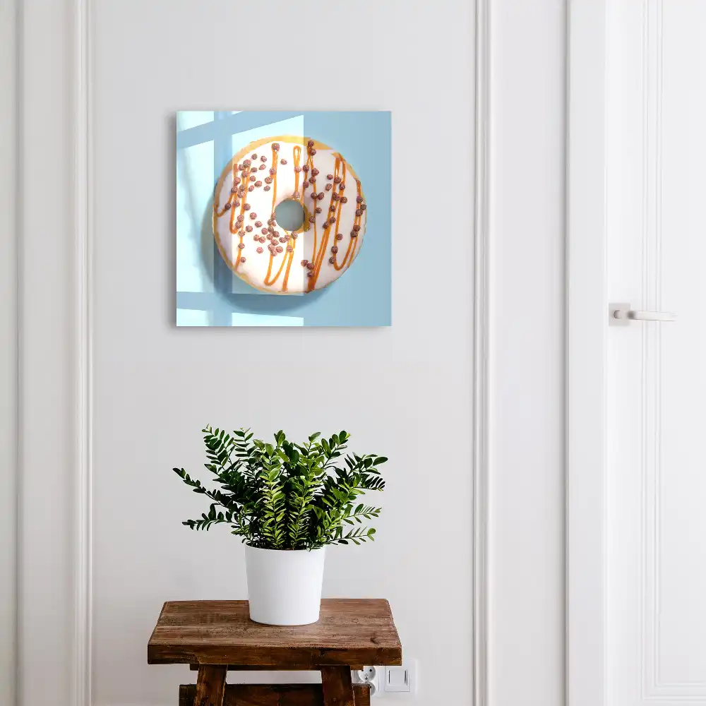 Armoire à clés beignet avec glaçage et vermicelles sur fond bleu