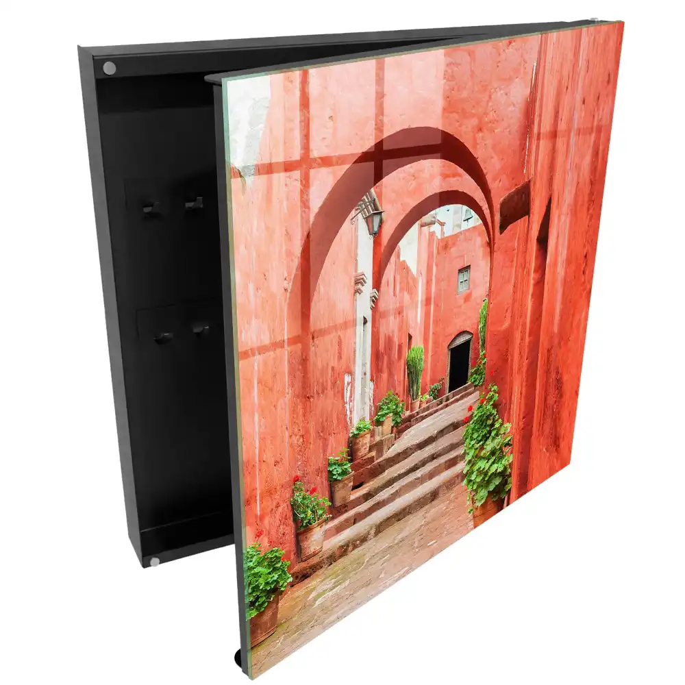 Boîte à clés murale architecture rouge avec plantes et escaliers