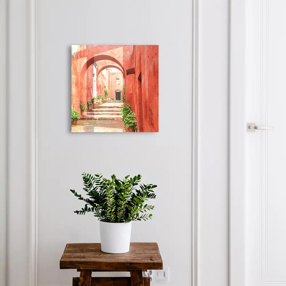 Boîte à clés murale architecture rouge avec plantes et escaliers