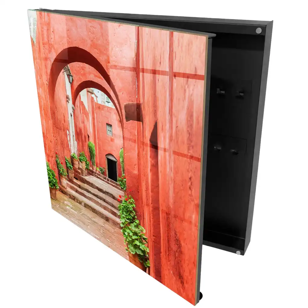 Boîte à clés murale architecture rouge avec plantes et escaliers