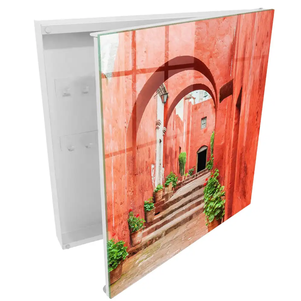 Boîte à clés murale architecture rouge avec plantes et escaliers