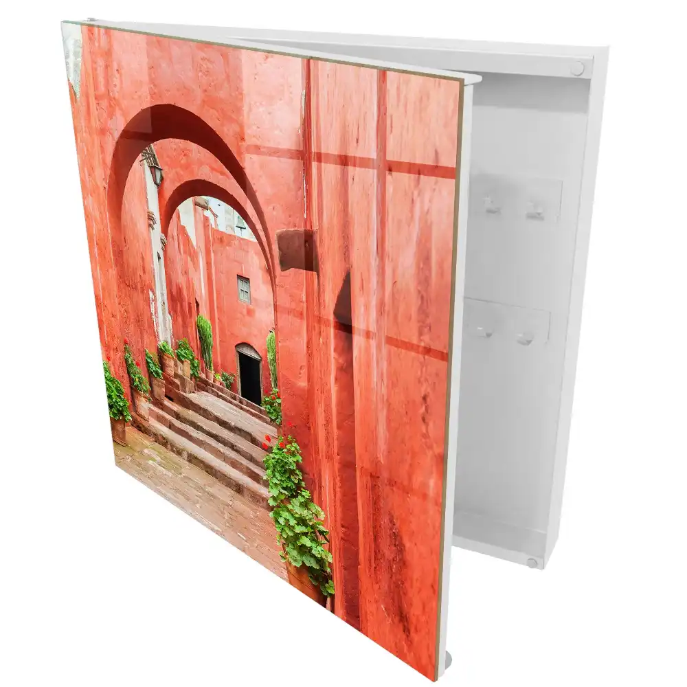 Boîte à clés murale architecture rouge avec plantes et escaliers