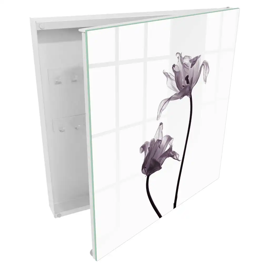 Armoire à clés fleurs délicates sur fond clair