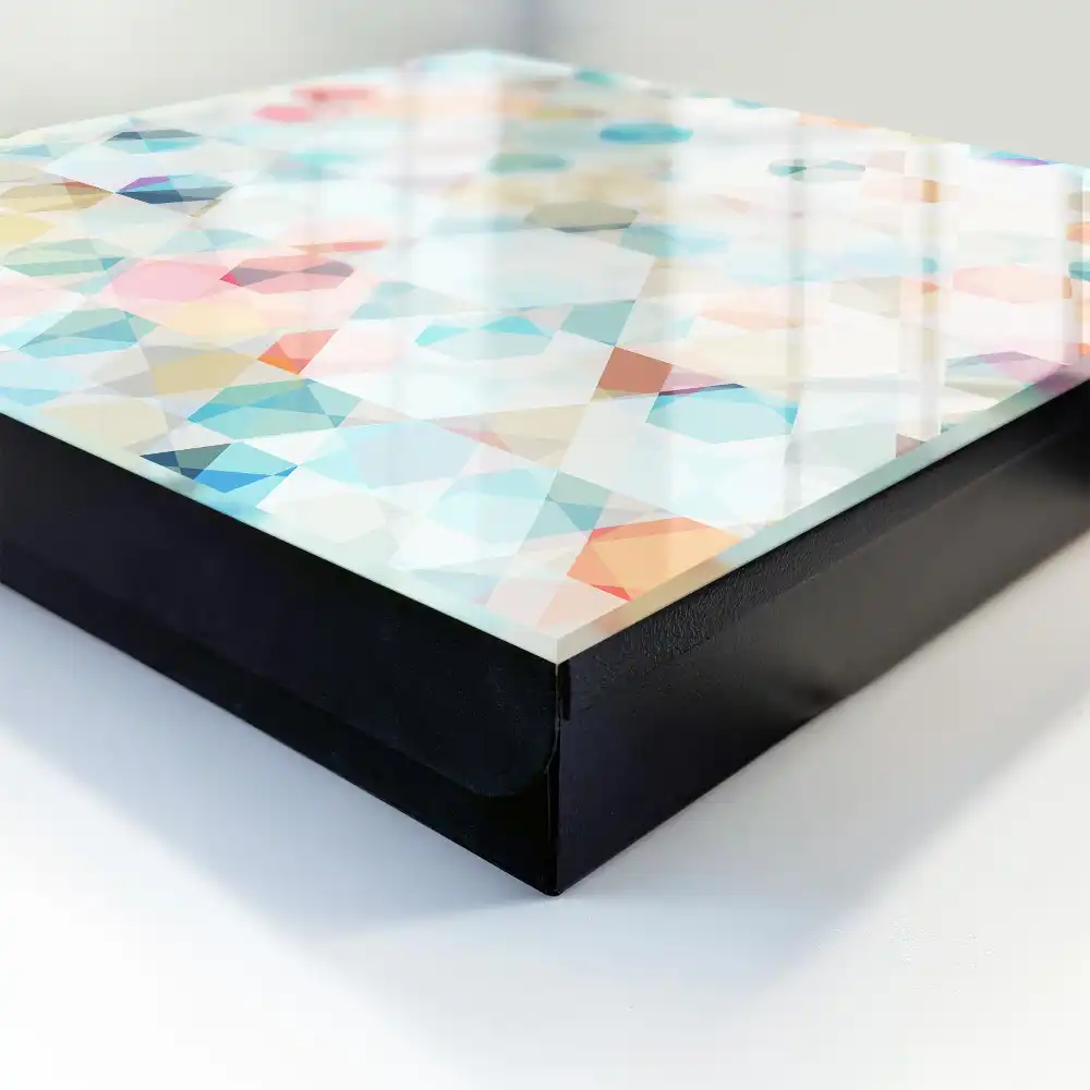 Armoire à clés triangles et hexagones colorés dans des tons pastel