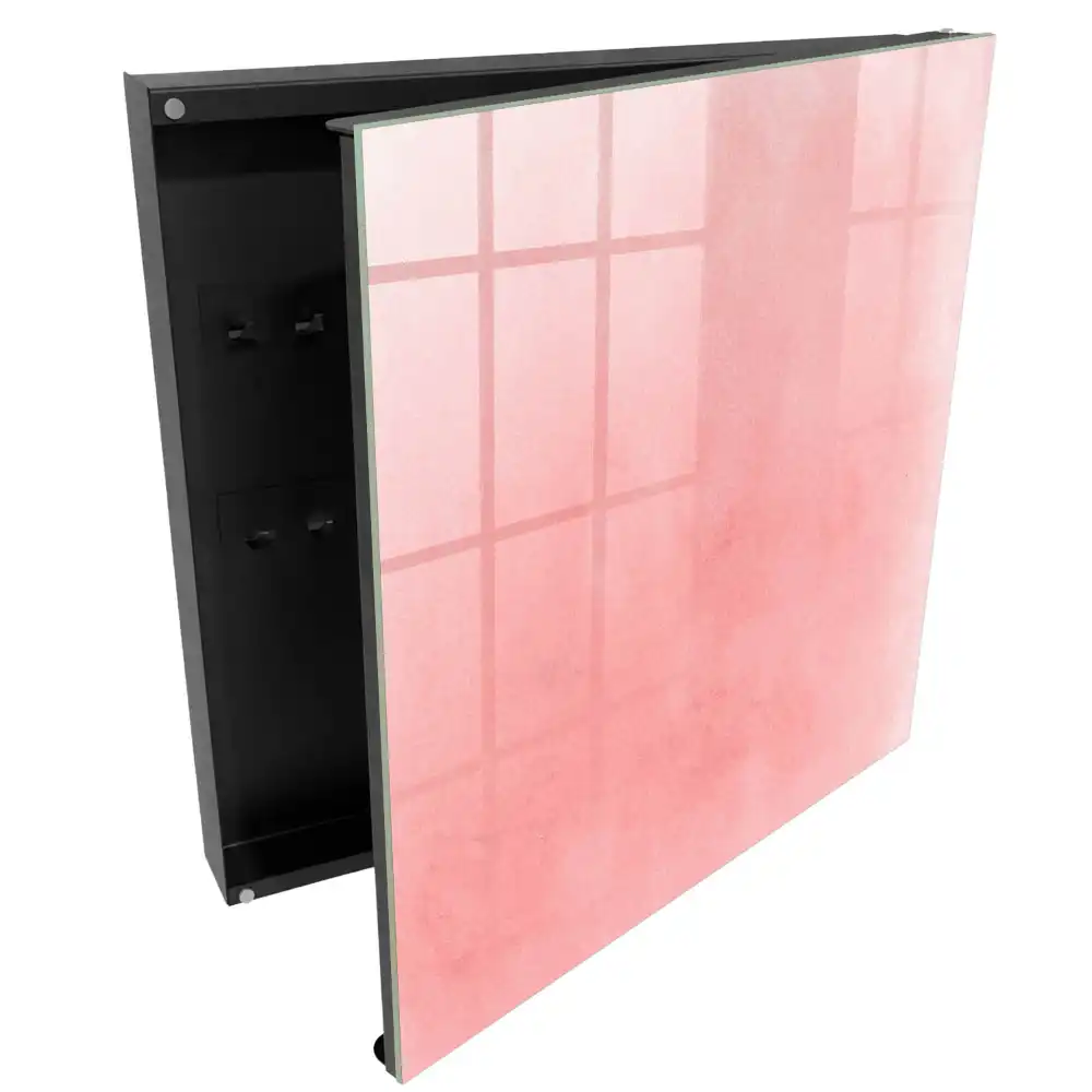 Boîte à clés murale fond rose délicat avec un motif subtil