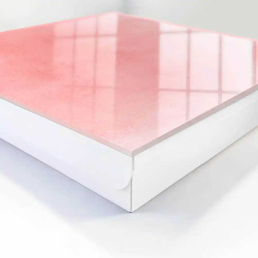 Boîte à clés murale fond rose délicat avec un motif subtil