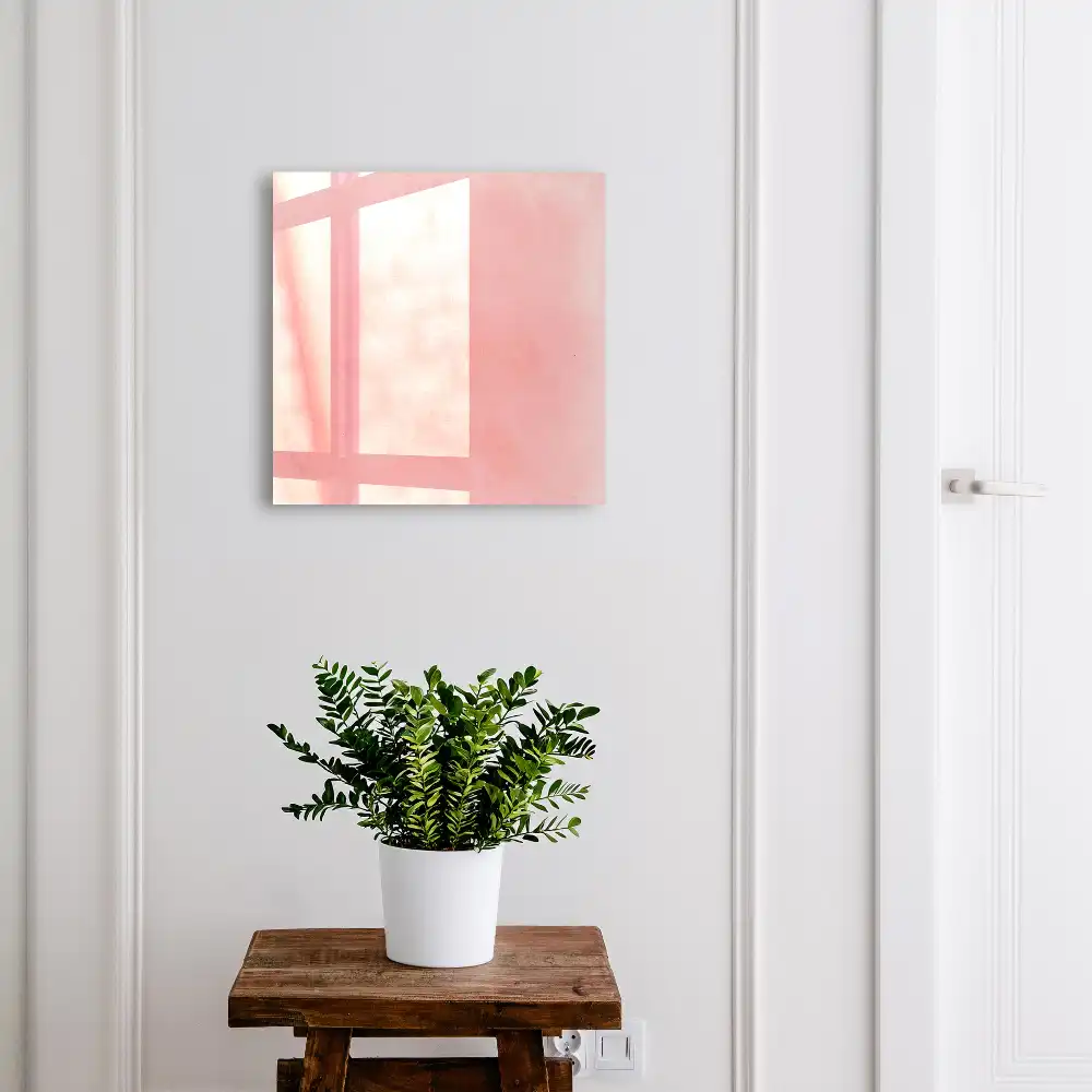 Boîte à clés murale fond rose délicat avec un motif subtil