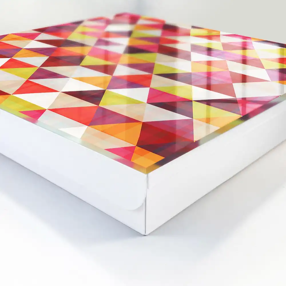 Boîte à clés une mosaïque colorée de triangles créant une dynamique