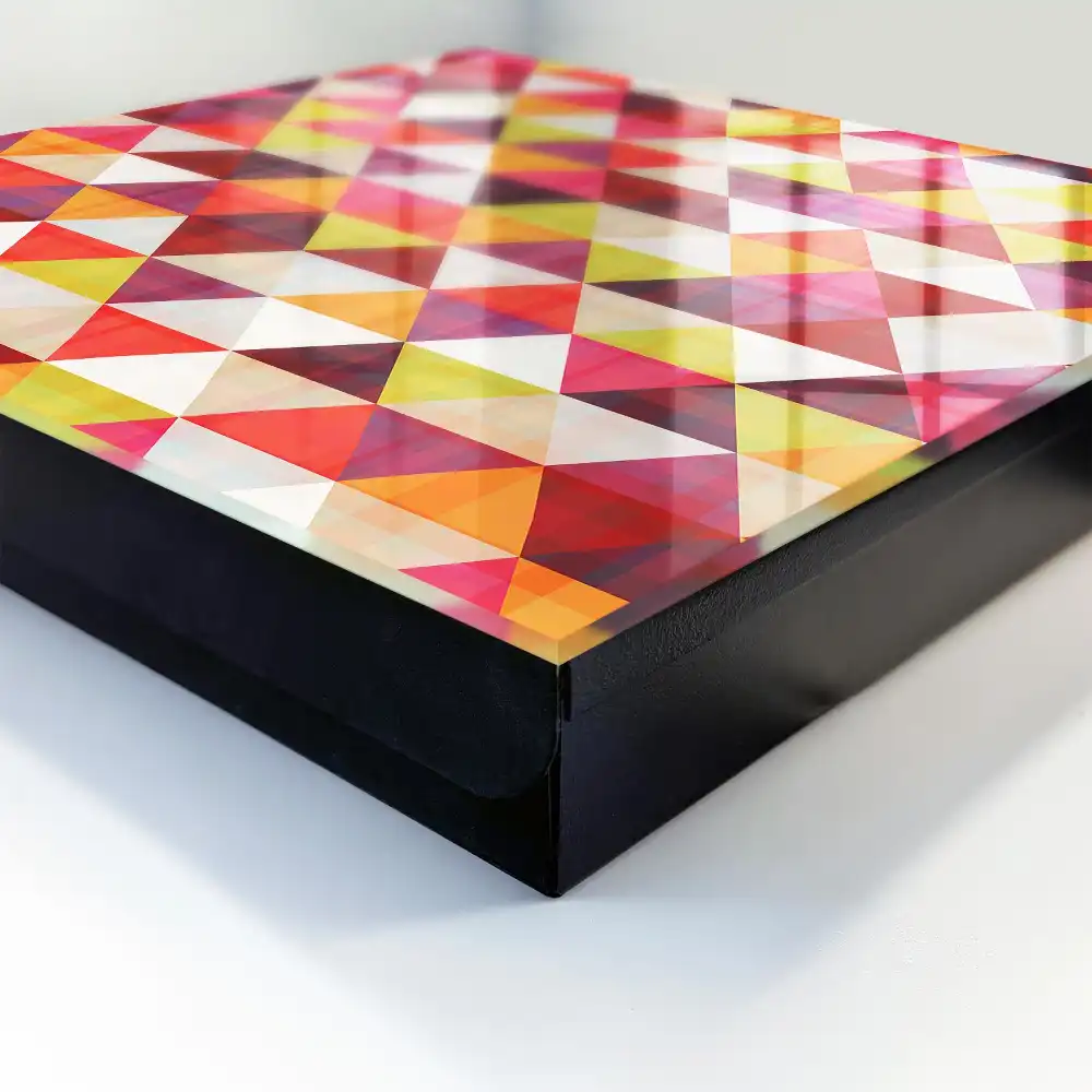 Boîte à clés une mosaïque colorée de triangles créant une dynamique