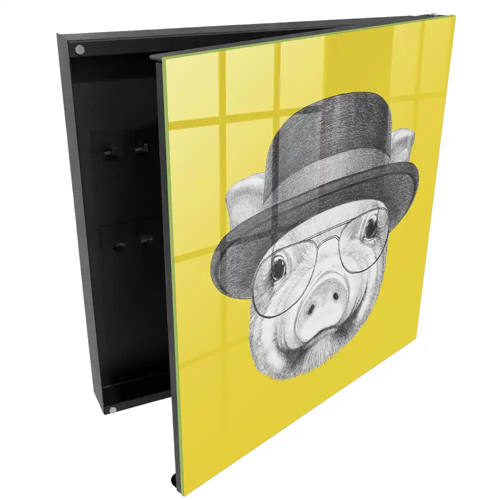 Boîte à clés un cochon avec un chapeau sur fond jaune