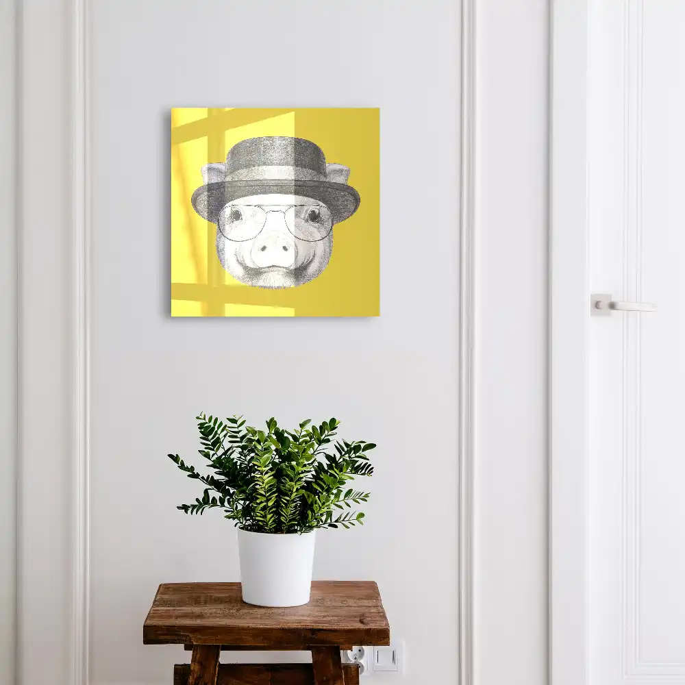 Boîte à clés un cochon avec un chapeau sur fond jaune
