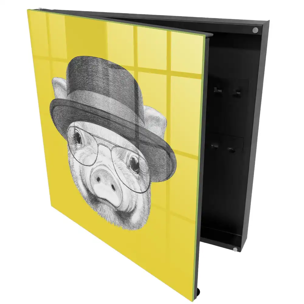 Boîte à clés un cochon avec un chapeau sur fond jaune