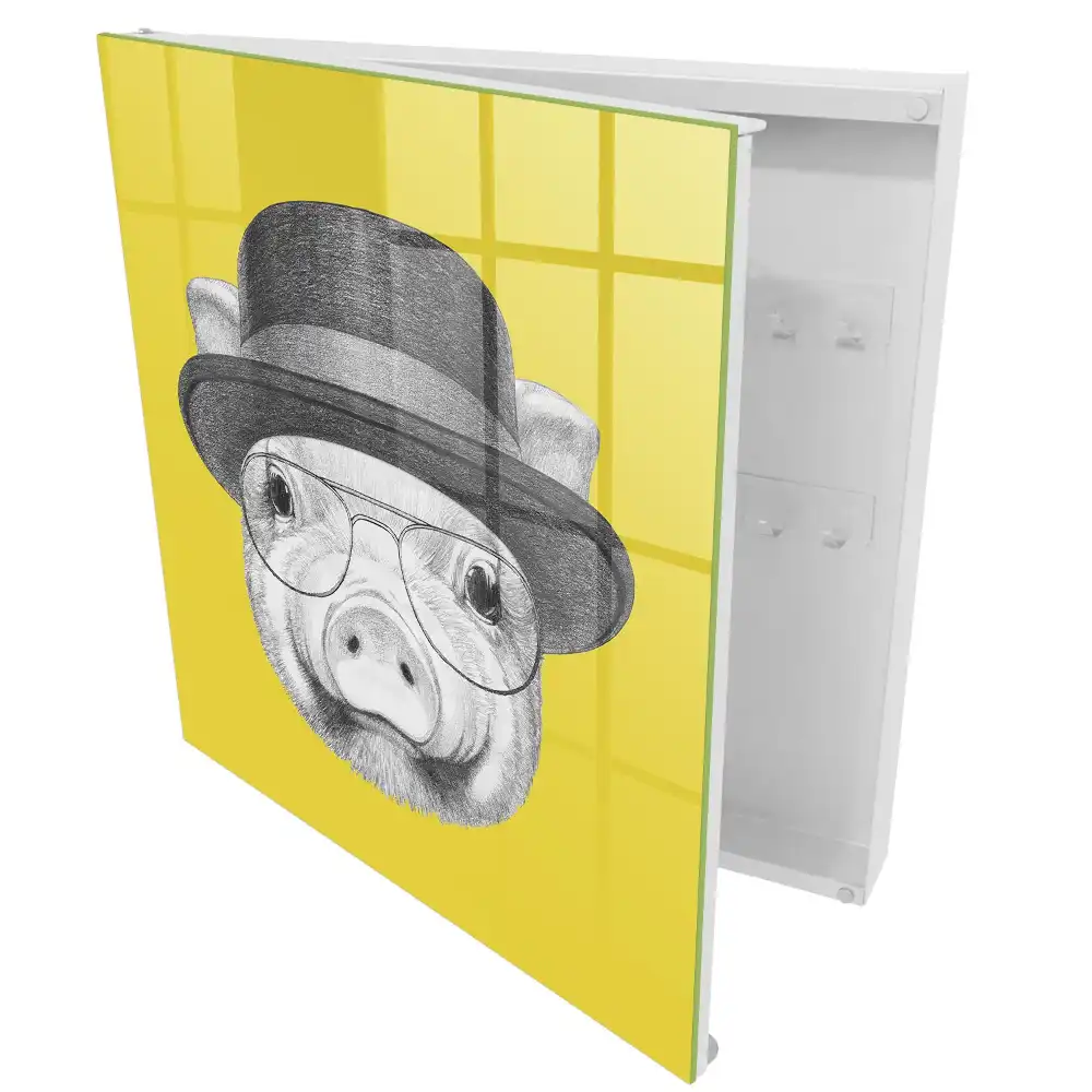 Boîte à clés un cochon avec un chapeau sur fond jaune