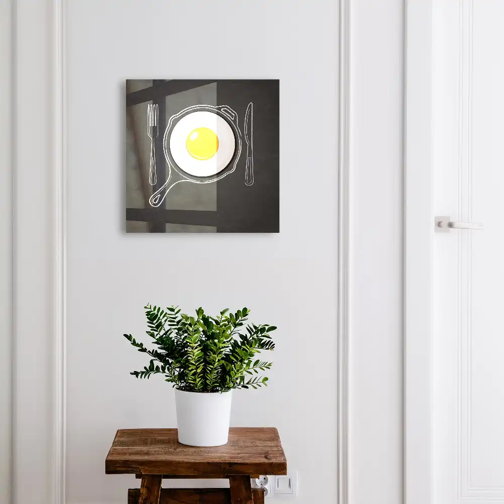 Boîte à clés murale une poêle à frire avec un œuf sur fond noir