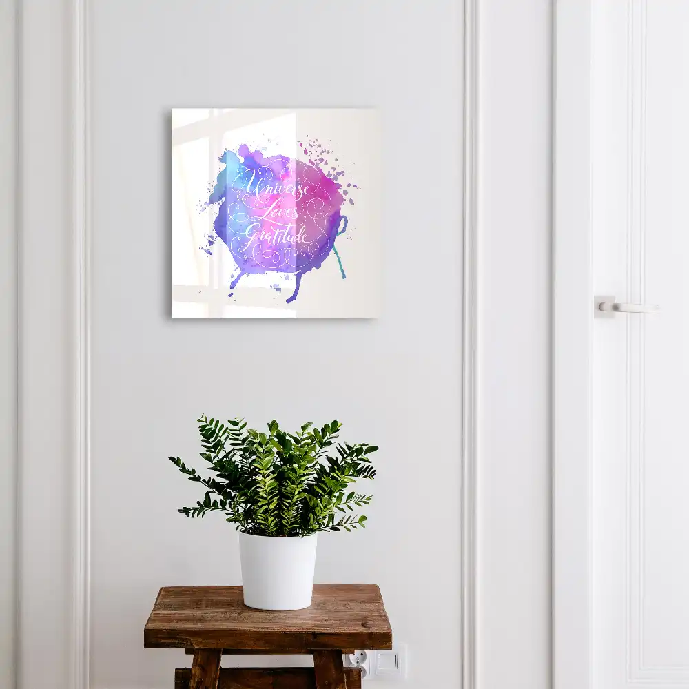 Boîte à clés aquarelle avec une inscription en violet et rose