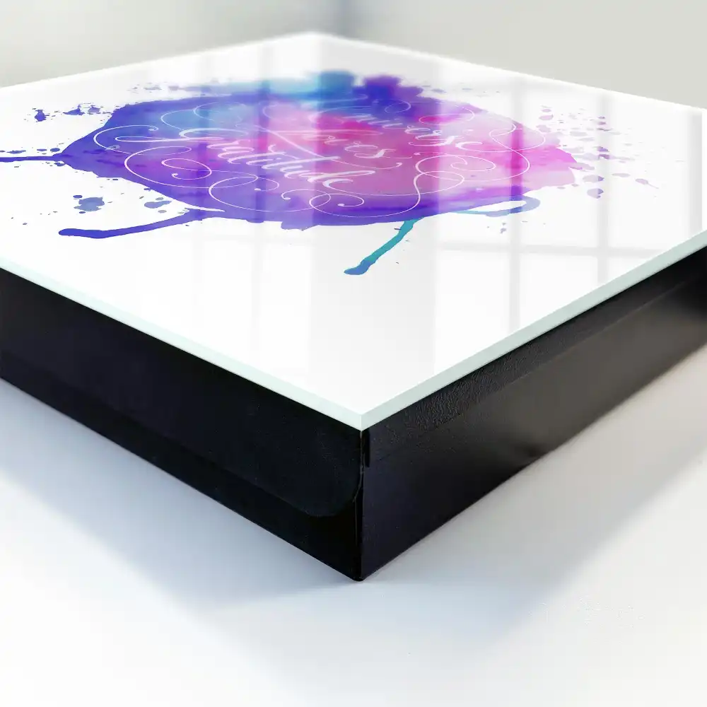 Boîte à clés aquarelle avec une inscription en violet et rose