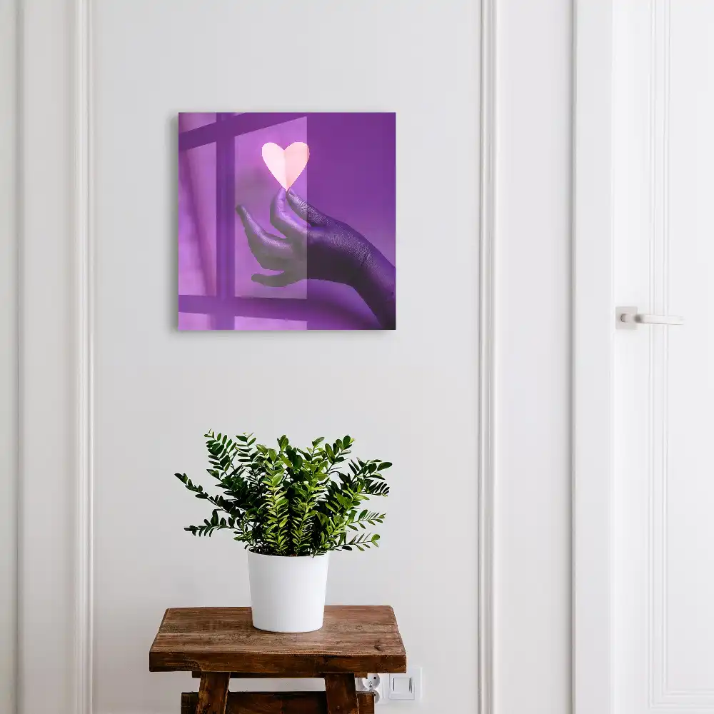 Boîte à clés main dans la main cœur et un contraste d'émotions extraordinaire