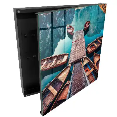 Armoire à clés jetée en bois et bateaux sur le lac