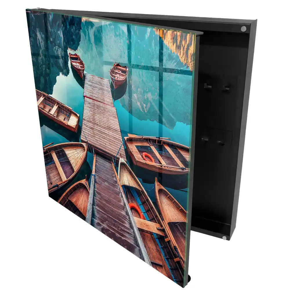 Armoire à clés jetée en bois et bateaux sur le lac